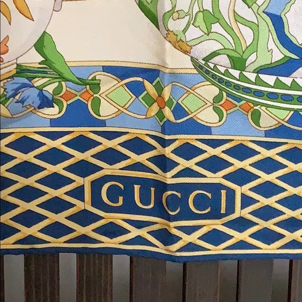 Authentic Gucci silk scarf - Picture 8 of 8